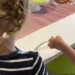 Devojčica sa pletenicama u vrtiću