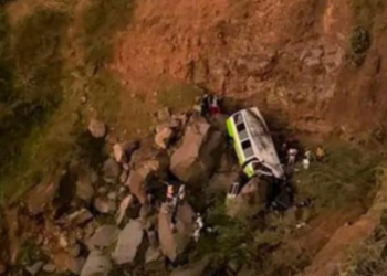 Autobus sa decom pao u provaliju: Najmanje 25 učenika nastradalo