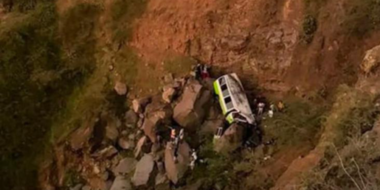 Autobus sa decom pao u provaliju: Najmanje 25 učenika nastradalo