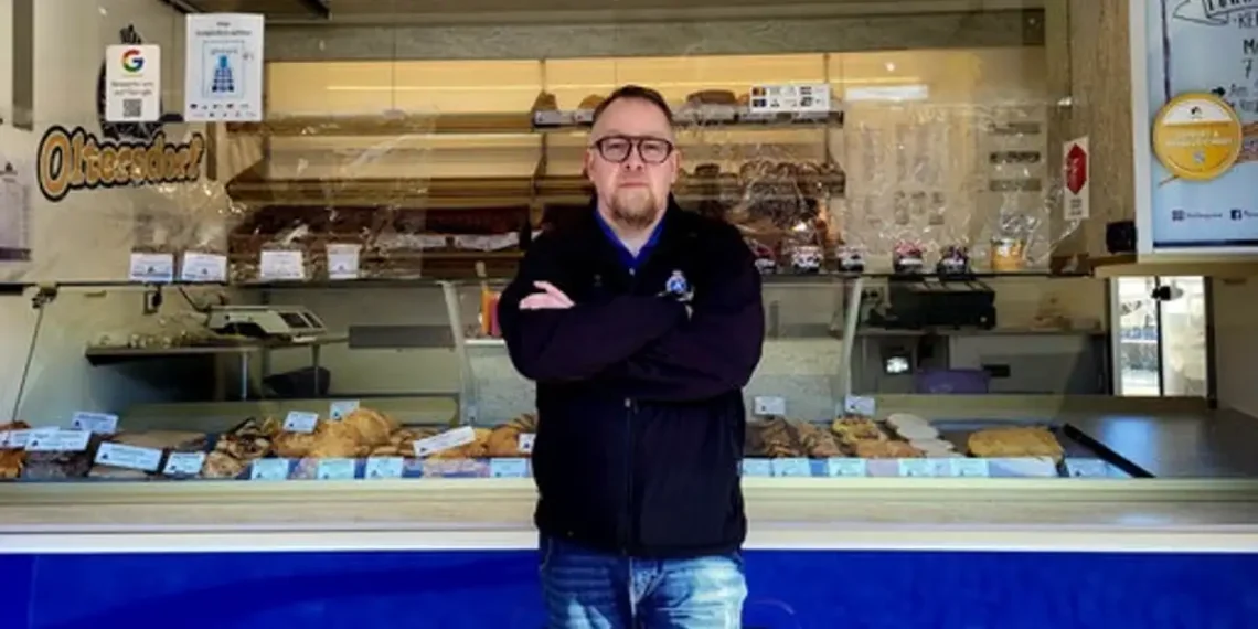 Pekar Dominik Stuve na gotovo praznoj pijaci u nemačkom gradu Libekeu