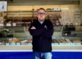 Pekar Dominik Stuve na gotovo praznoj pijaci u nemačkom gradu Libekeu
