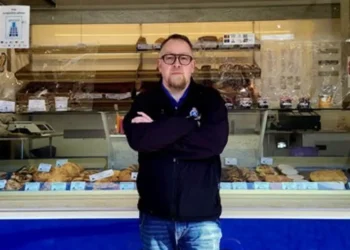 Pekar Dominik Stuve na gotovo praznoj pijaci u nemačkom gradu Libekeu