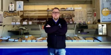Pekar Dominik Stuve na gotovo praznoj pijaci u nemačkom gradu Libekeu
