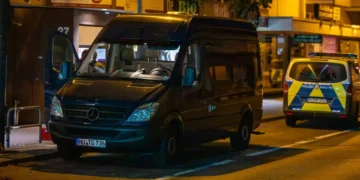 Policijsko vozilo tokom potrage u Obertshausenu u Hesenu