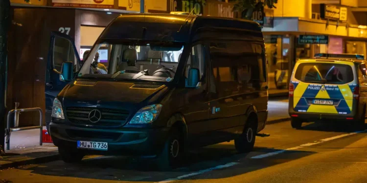 Policijsko vozilo tokom potrage u Obertshausenu u Hesenu