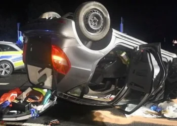 Prevrnut automobil na putu u Manhajmu