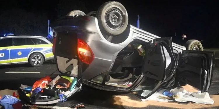 Prevrnut automobil na putu u Manhajmu