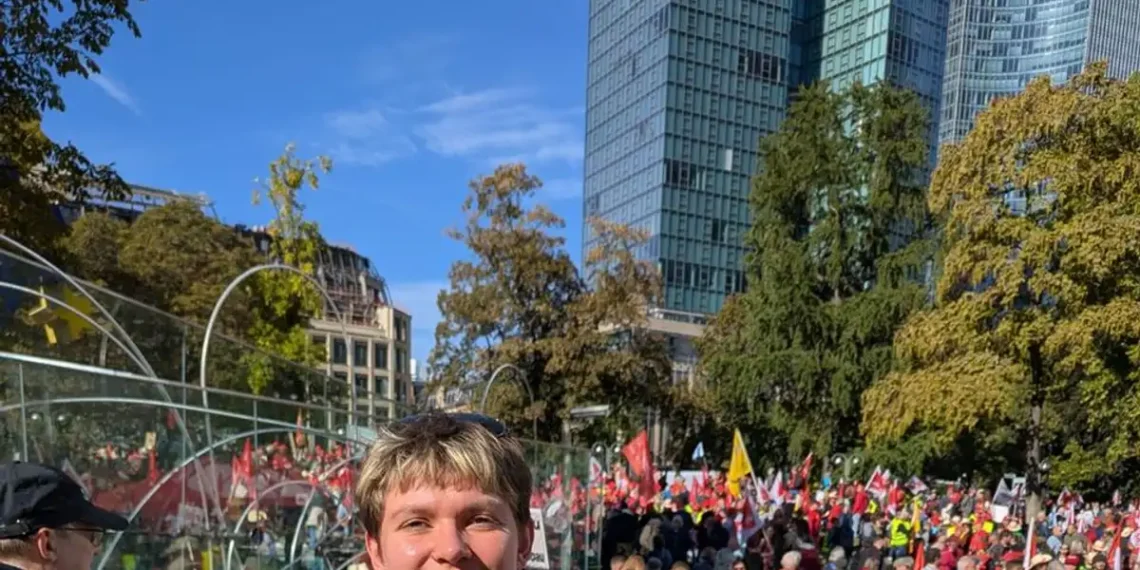 Učesnica protesta DGB-a protiv socijalnih rezova u Frankfurtu