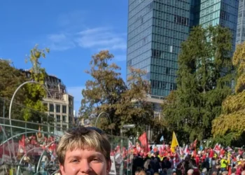 Učesnica protesta DGB-a protiv socijalnih rezova u Frankfurtu