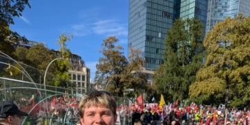 Učesnica protesta DGB-a protiv socijalnih rezova u Frankfurtu