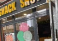Oštećeni ulaz u kiosk u Beču posle noćne provale