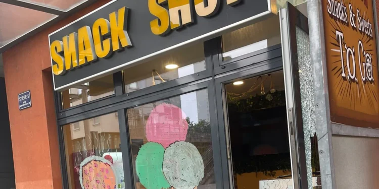Oštećeni ulaz u kiosk u Beču posle noćne provale
