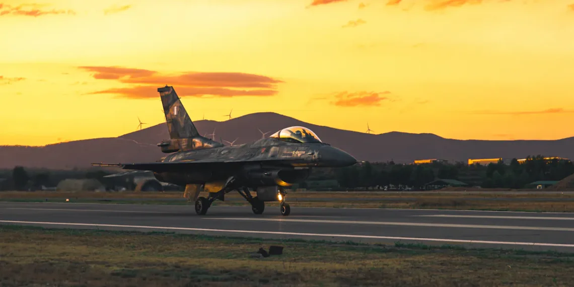 Vojni mlazni avion na aerodromskoj pisti