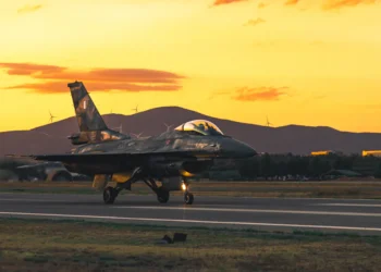 Vojni mlazni avion na aerodromskoj pisti