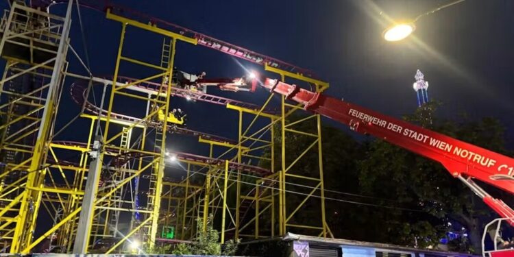 Pet osoba ostalo zarobljeno na rolerkosteru u Beču: Spasavanje trajalo satima