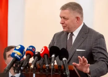 Slovački premijer Robert Fico govori za govornicom
