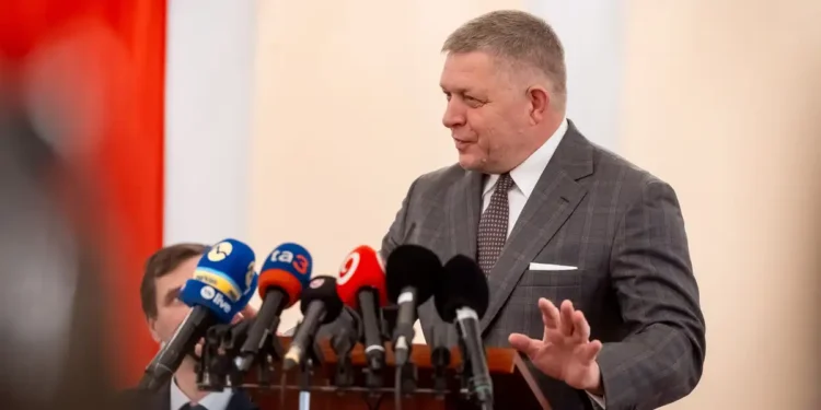 Slovački premijer Robert Fico govori za govornicom
