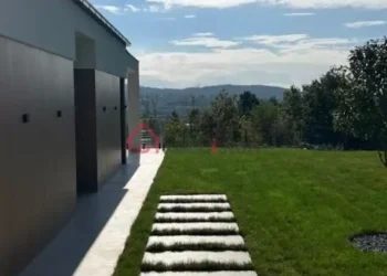 Savremena kuća sa dvorištem i bazenom na Kosmaju