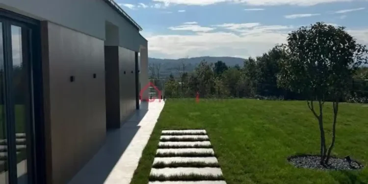 Savremena kuća sa dvorištem i bazenom na Kosmaju