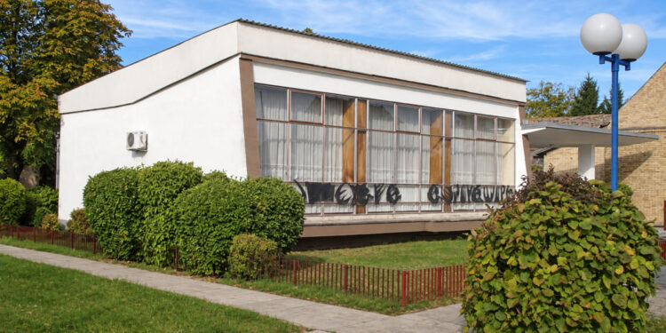Spomen-biblioteka u Prigrevici odoleva zaboravu: U bakru čuva imena 967 žrtava Drugog svetskog rata