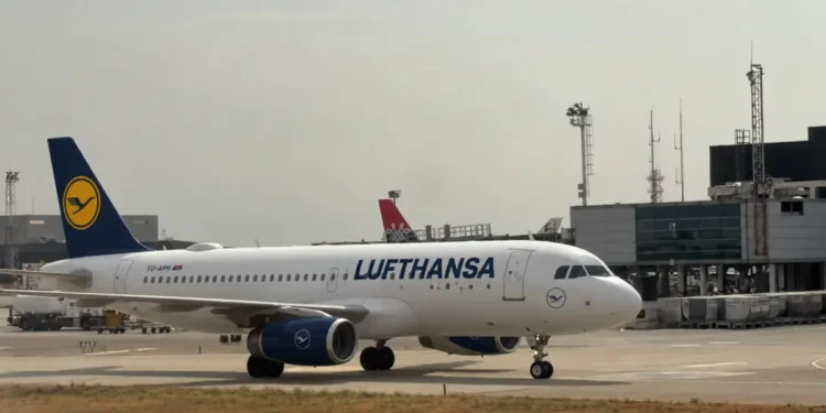 Baterija planula usred leta: Avion sa 198 putnika prinudno sleteo u Lion