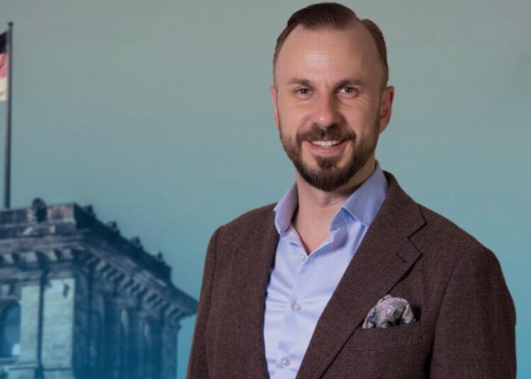 Nemački poslanik Tobijas Tajh: Ono što nazivaju „demokratijom“ često je ciljano mešanje u izbore u Srbiji