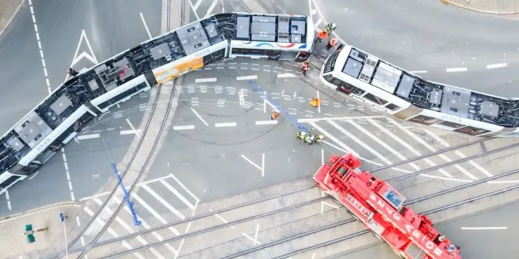 Tramvaj iskočio iz šina u Nemačkoj: Troje povređenih, saobraćaj paralisan