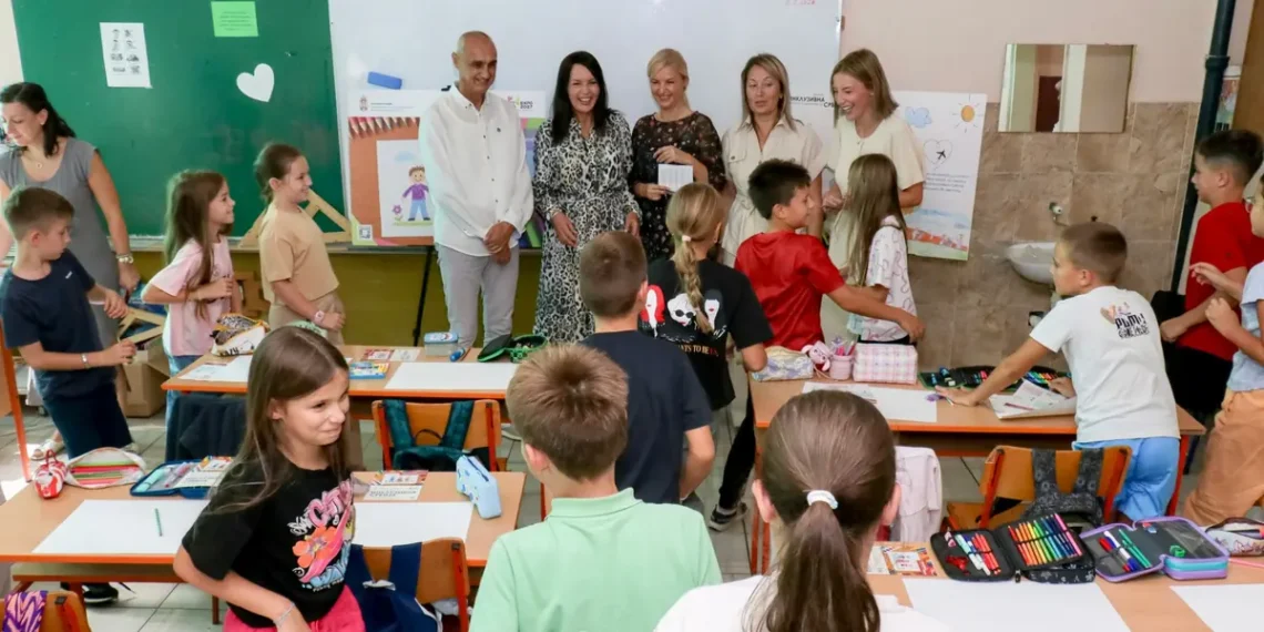 Crtežom protiv predrasuda: Osnovci iz Kraljeva bojama predstavili „Inkluzivnu Srbiju“