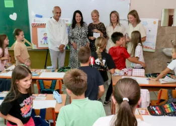 Crtežom protiv predrasuda: Osnovci iz Kraljeva bojama predstavili „Inkluzivnu Srbiju“