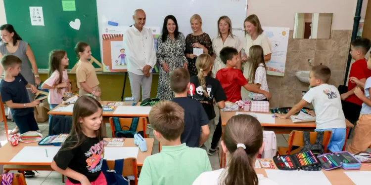 Crtežom protiv predrasuda: Osnovci iz Kraljeva bojama predstavili „Inkluzivnu Srbiju“