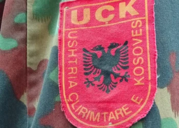 Uniforma i oznaka UÇK u Vojnom muzeju u Beogradu