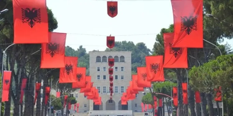 Zastave Albanije postavljene na ulicama Tirane