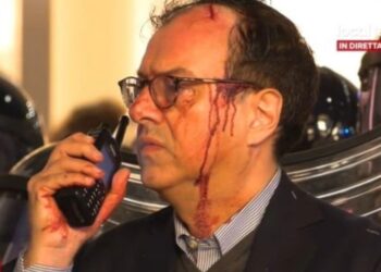 Anđelo De Simone, šef policijskog komesarijata Garibaldi–Venecija, povređen je tokom subotnjih nereda u centru Milana.