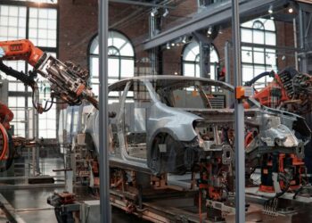 Robotizovana proizvodnja automobila u fabrici – ilustracija