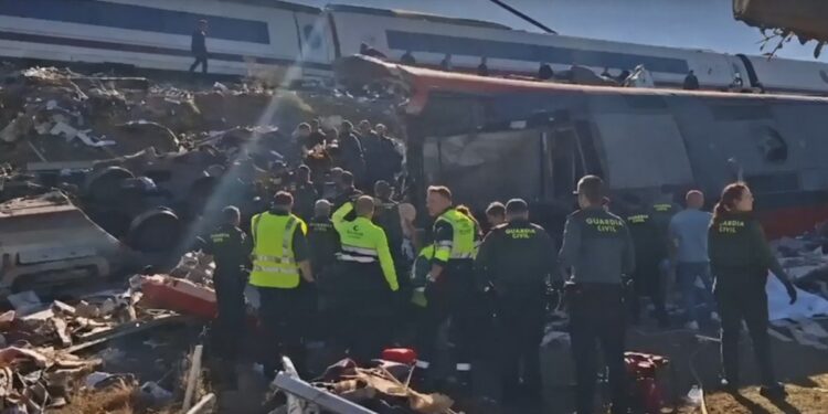 Broj poginulih u železničkoj nesreći u Španiji porastao na 64: Novi detalji otkrivaju mogući uzrok sudara