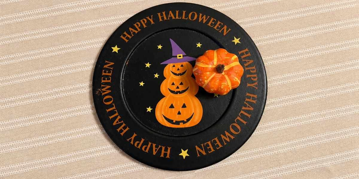 Halloween Pumpkin Plate on Woven Tablecloth 1-100kb