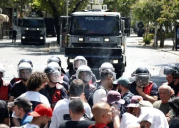 Haos u Albaniji: Sukobi na ulicama, hapšenja i suspenzije policajaca
