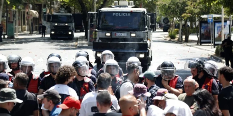 Haos u Albaniji: Sukobi na ulicama, hapšenja i suspenzije policajaca