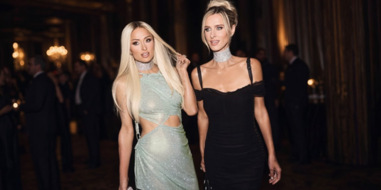 Paris i Niki Hilton ponovo zajedno u Parizu: Sestre privukle pažnju na reviji