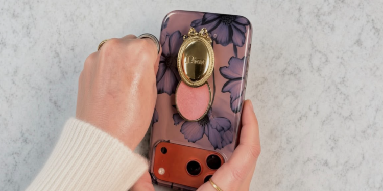 Dior je predstavio balzam za usne koji se lepi na telefon, a već je rasprodat
