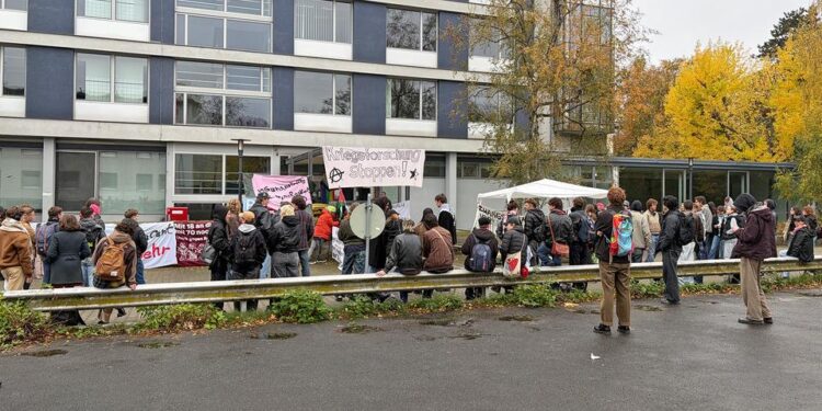 Učesnici blokade Instituta Oto Sur na Slobodnom univerzitetu u Berlinu