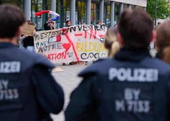 Učenici protestuju ispred francuskog konzulata u Minhenu
