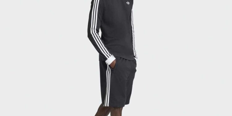 Adidas sportska odeća sa prepoznatljivim znakom od tri pruge