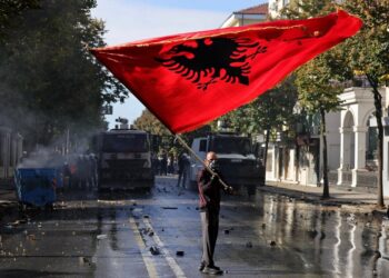 Albanija u plamenu: Demonstranti traže odlazak Edija Rame, policija uzvratila suzavcem