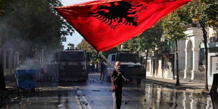 Albanija u plamenu: Demonstranti traže odlazak Edija Rame, policija uzvratila suzavcem