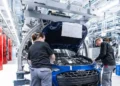 Radnici na proizvodnoj liniji u fabrici automobila Audi