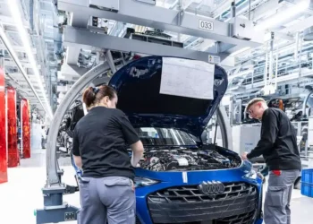 Radnici na proizvodnoj liniji u fabrici automobila Audi