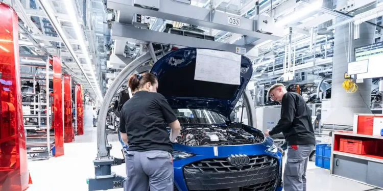 Radnici na proizvodnoj liniji u fabrici automobila Audi