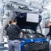 Radnici na proizvodnoj liniji u fabrici automobila Audi