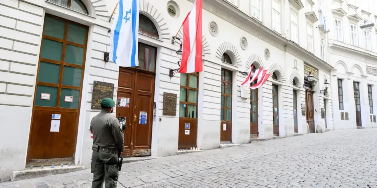 Obezbeđenje ispred bečke sinagoge Štadtempl